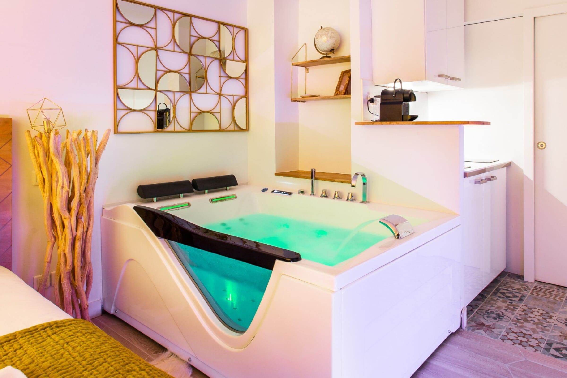 Love room - 2P with Jacuzzi - Tap to explore photos