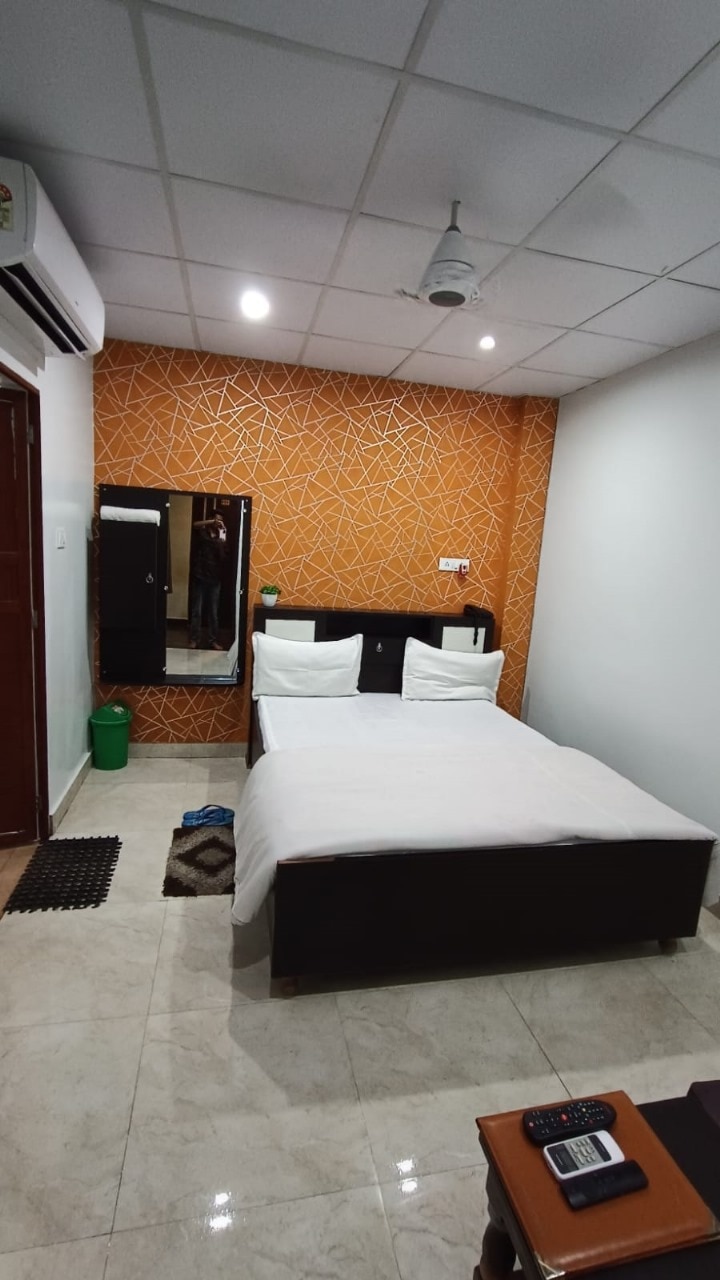 Hotel Paradise Inn, Maharajganj - Tap to explore photos