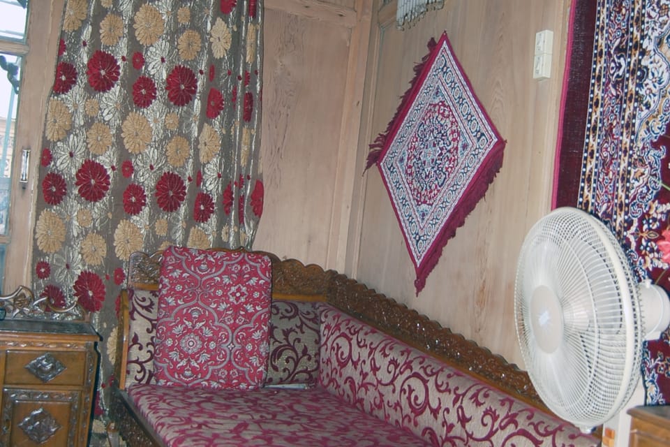 New Soul Kiss Group of Houseboats - Tap to explore photos