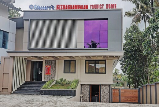 Super Townhouse Kizhakkambalam Tourist Home