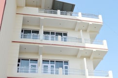 Hotel Maya Deluxe, Una