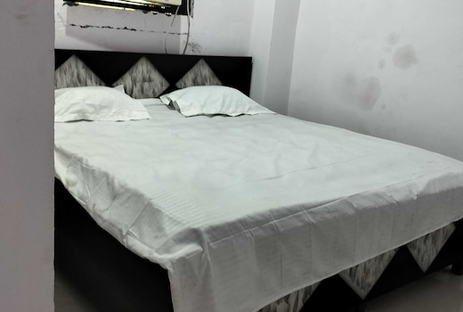 Hotel O Priya