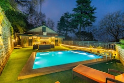 StayVista at Paris Villa W/ Outdoor Pool, Kasauli