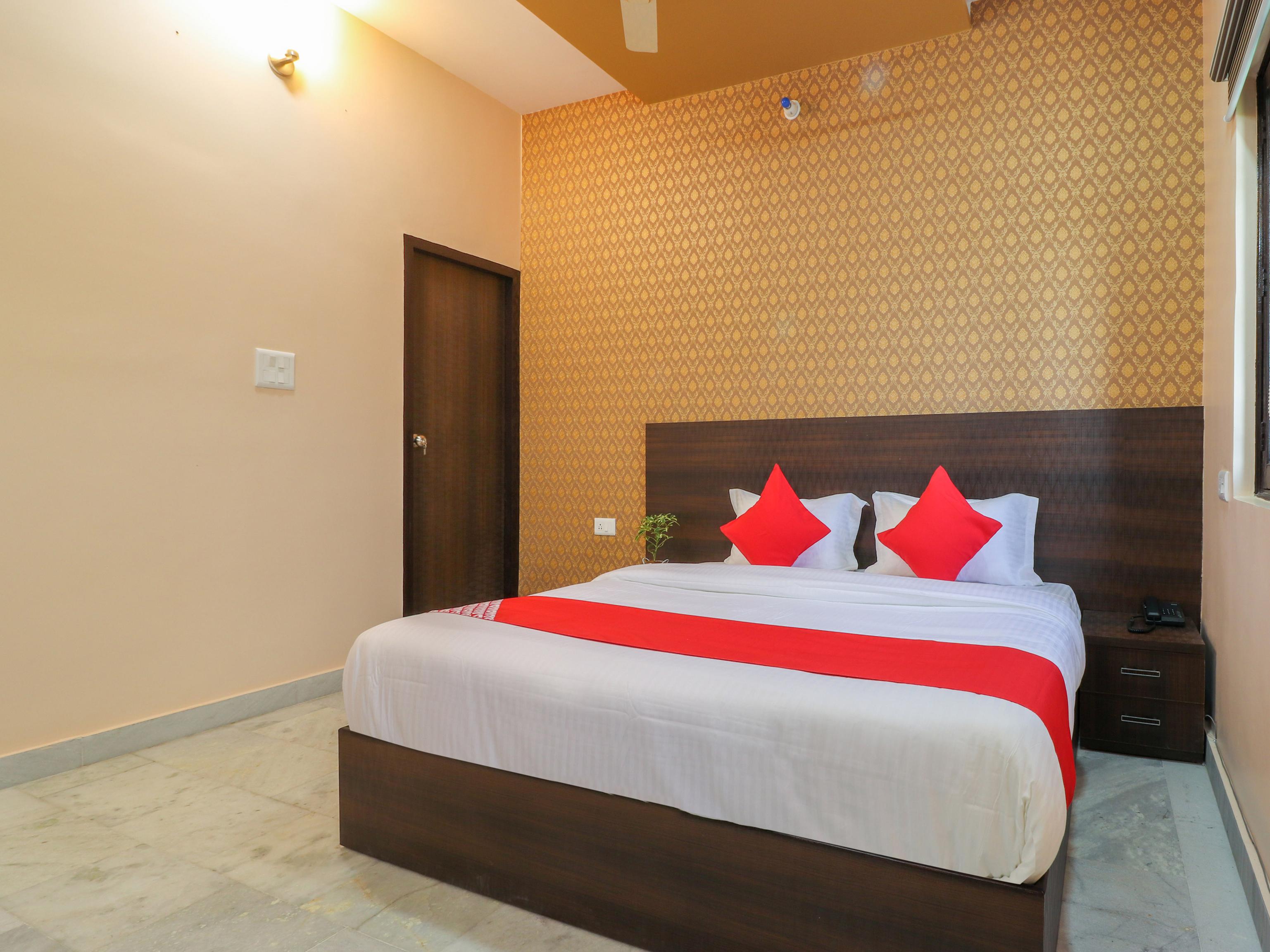 Oyo 38529 Silk Inn Luxury At No Cost Lucknow Hotel Price Address