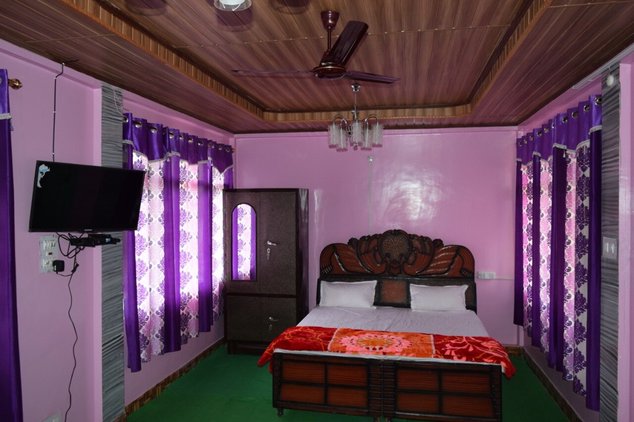 Thakur Sunshine Homestay - Tap to explore photos
