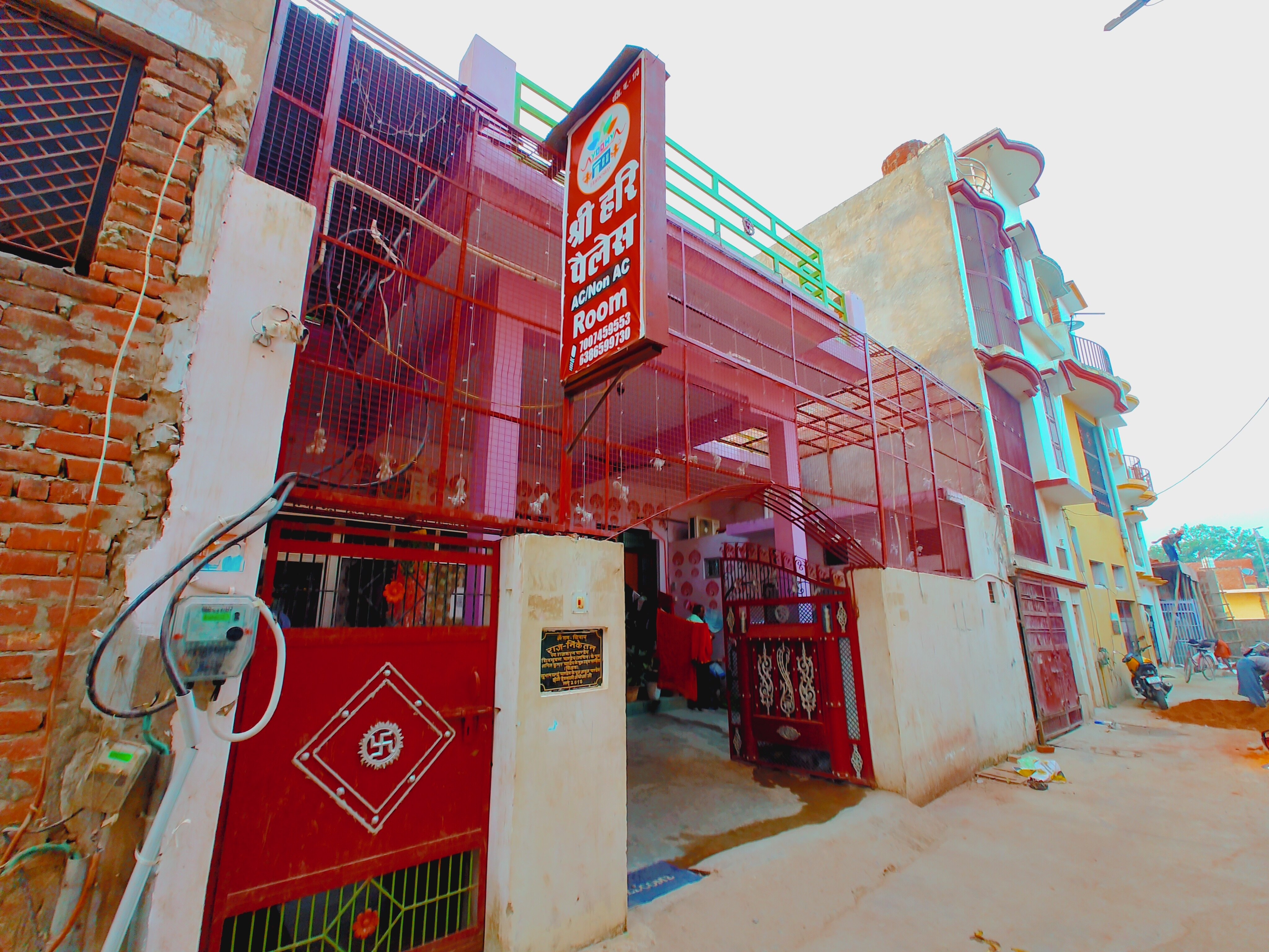 Shree Hari Palace 400 m from RAM Janam Bhumi - Tap to explore photos