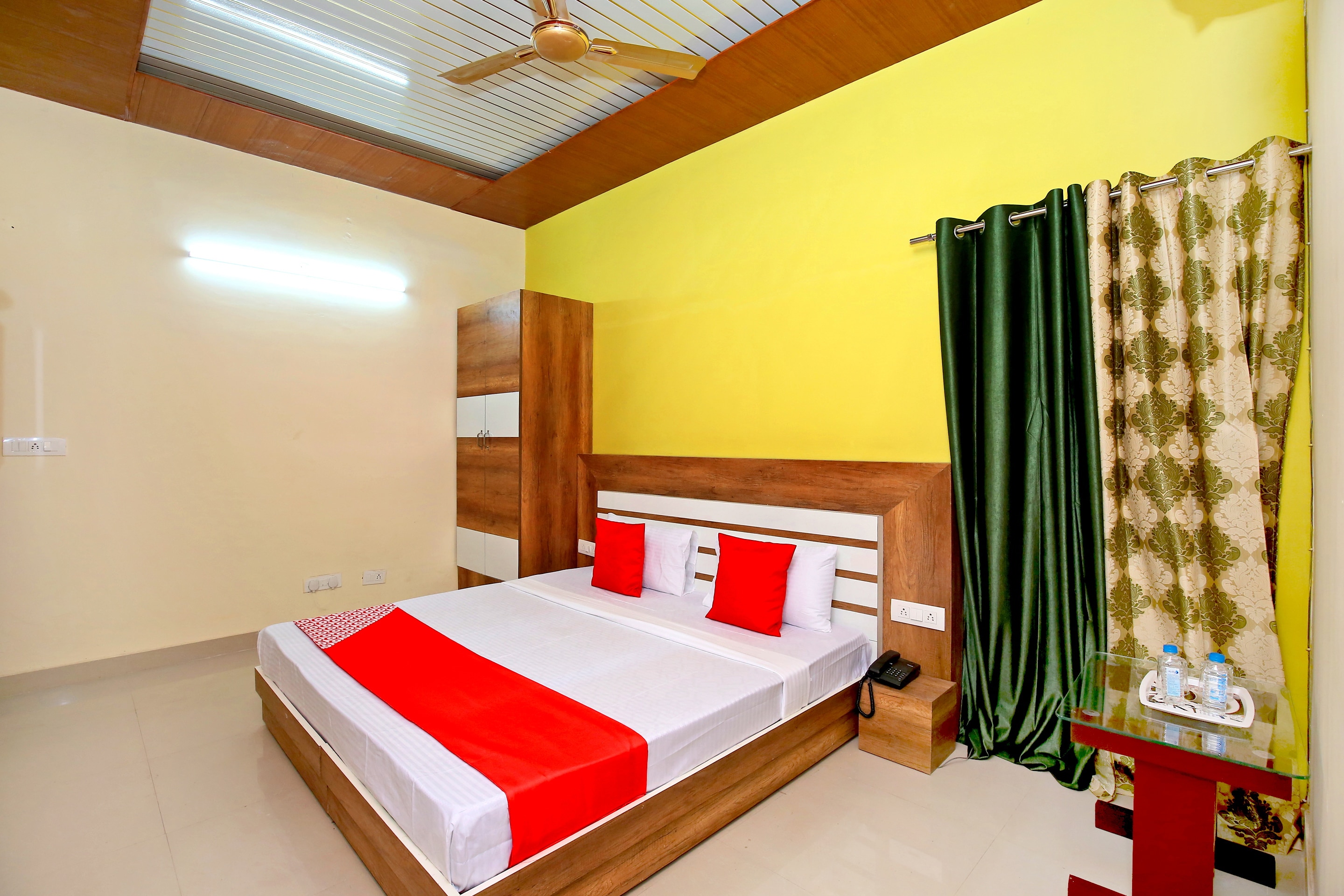 OYO Hotel Hc King - Tap to explore photos