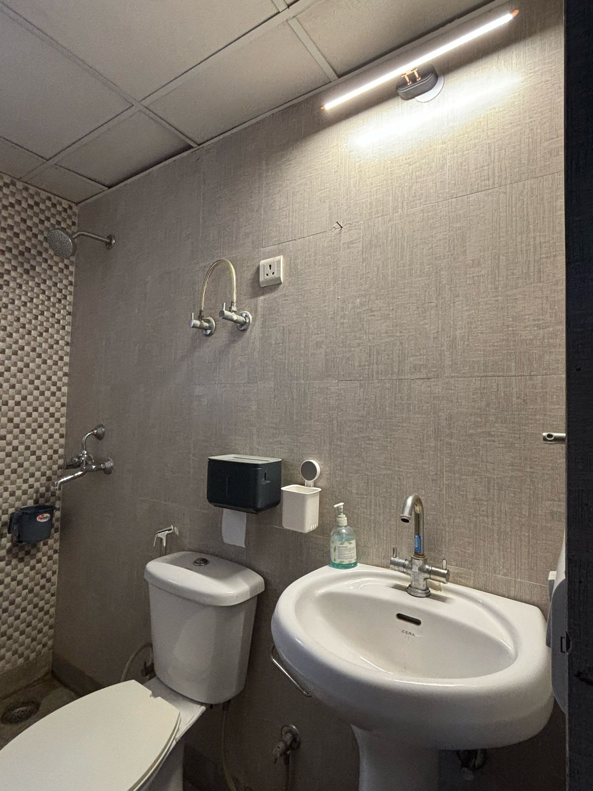 Cozy 2BHK Apartment - Tap to explore photos