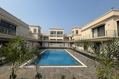 Aveda Estrella, Karjat