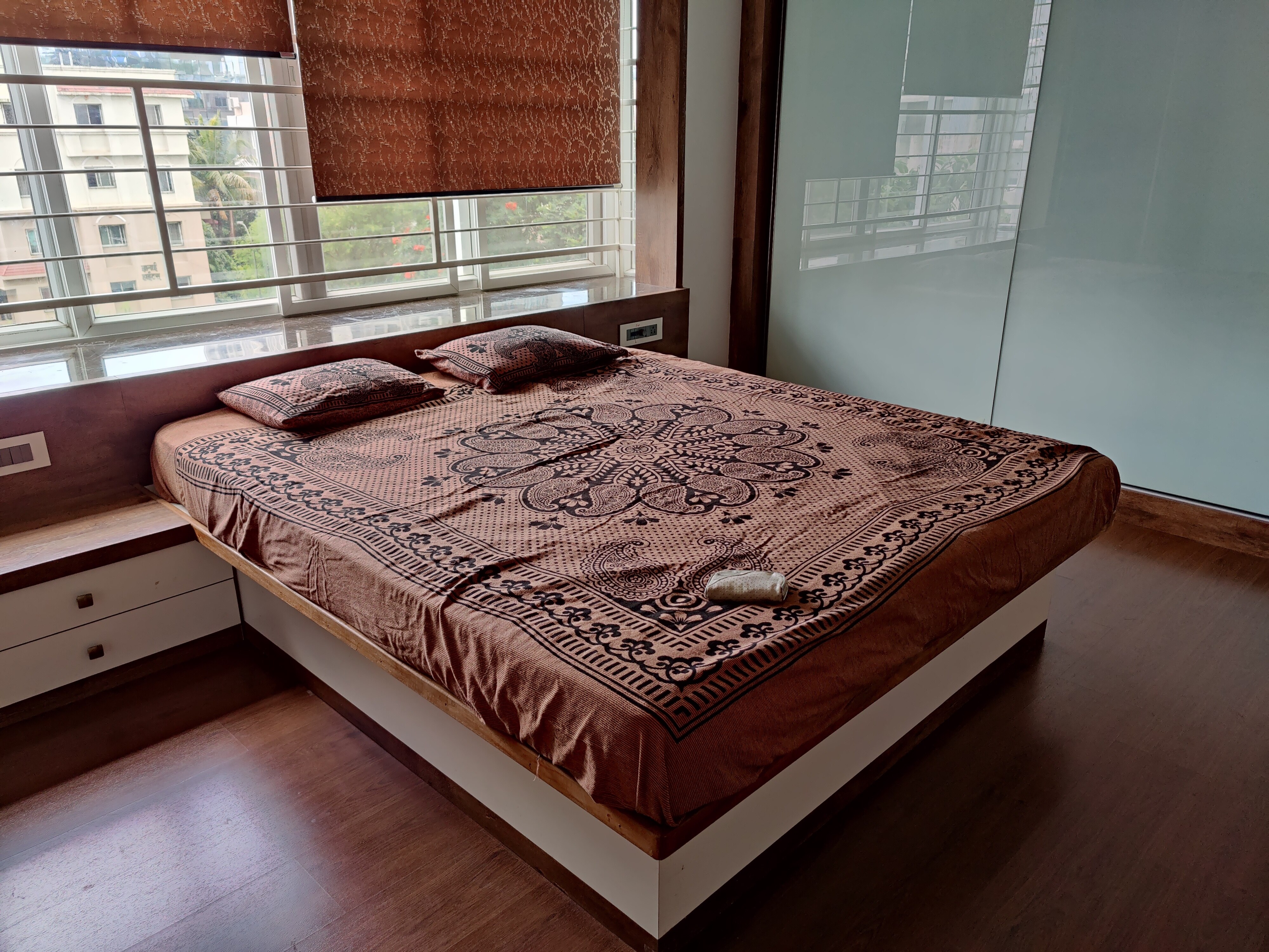 Yashprabha - Luxurious AC Room with free Parking - Tap to explore photos