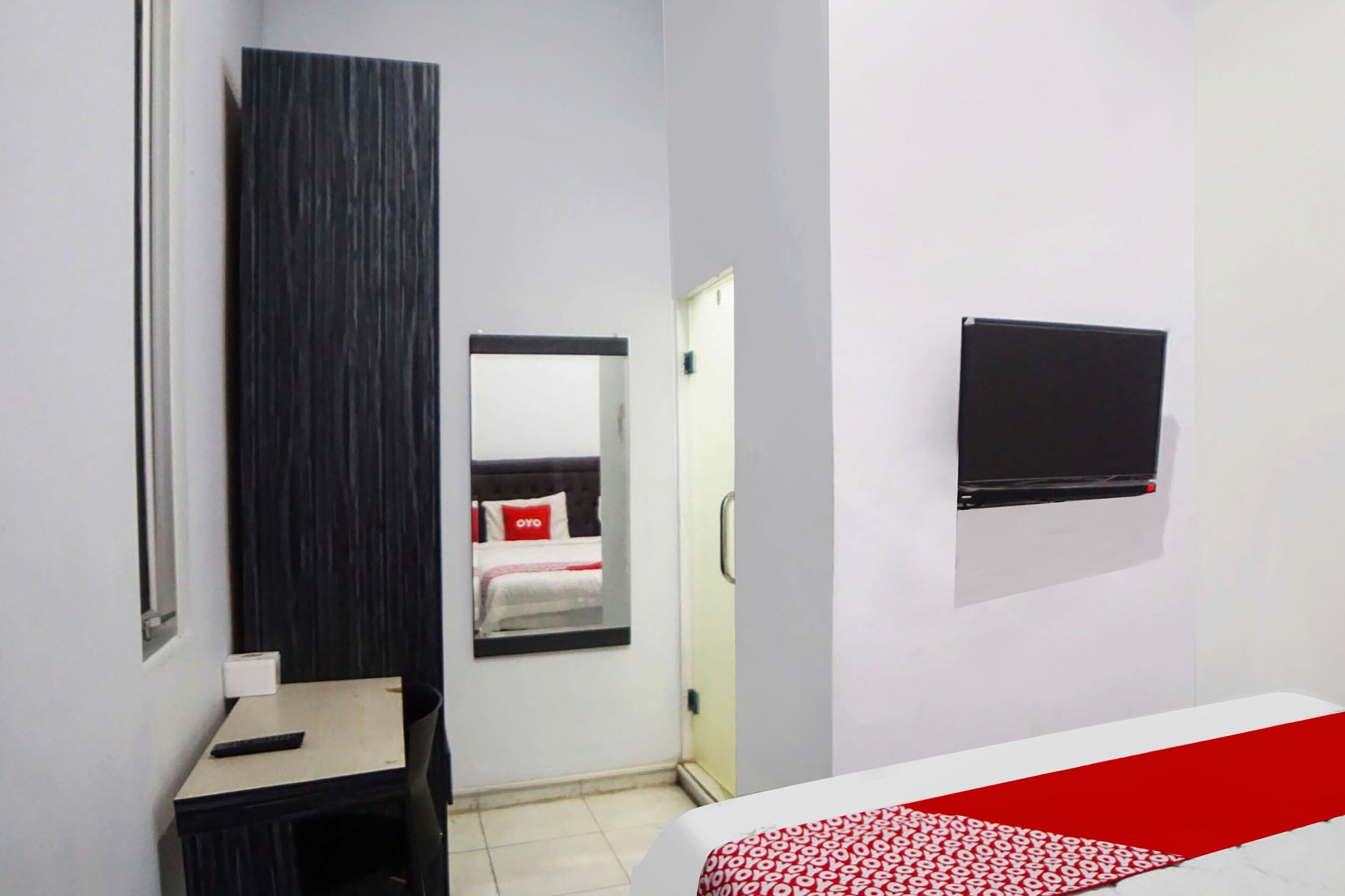 Super OYO 91627 Wika Wiki Homestay - Tap to explore photos
