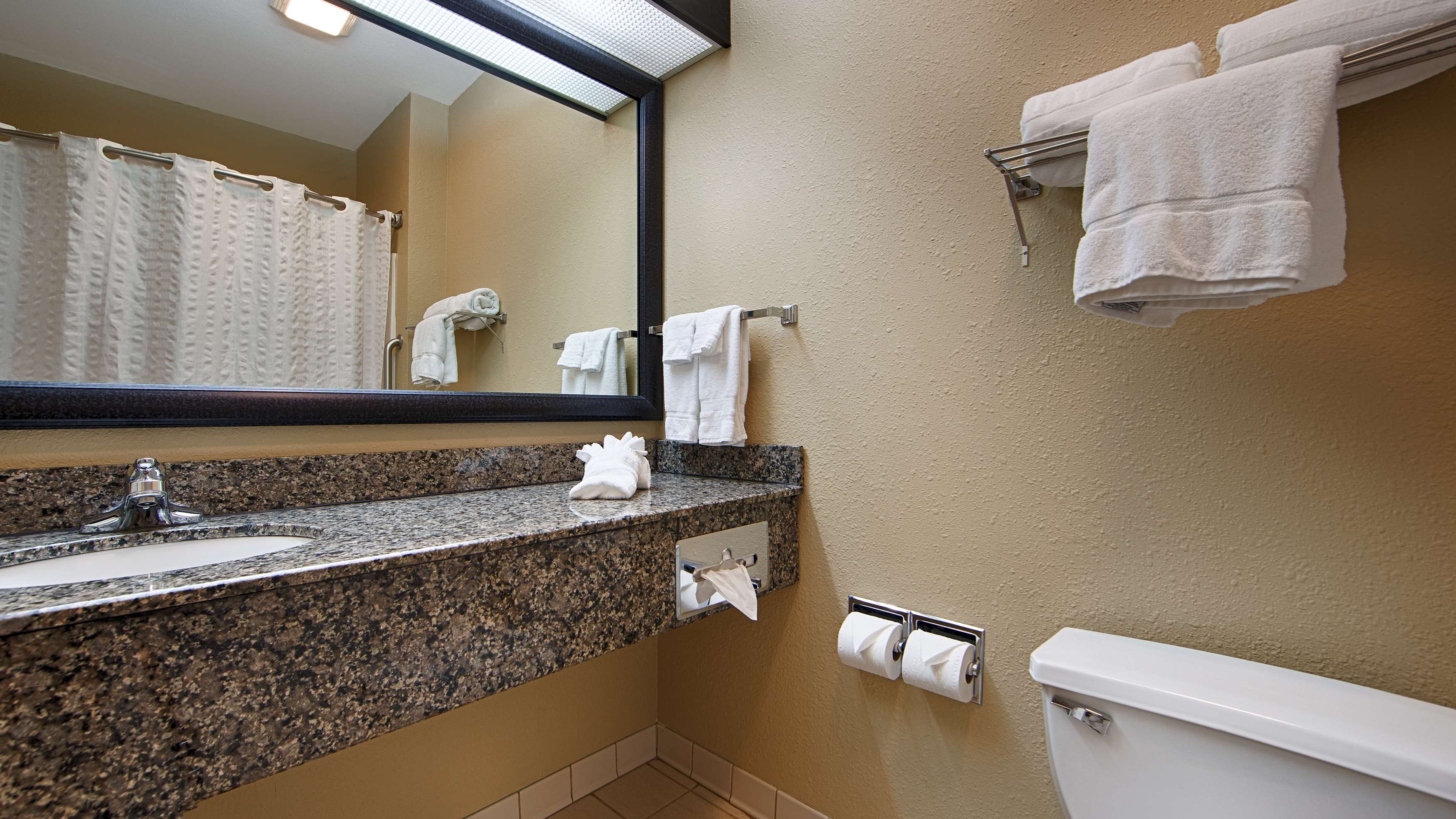 Best Western Macomb Inn - Tap to explore photos
