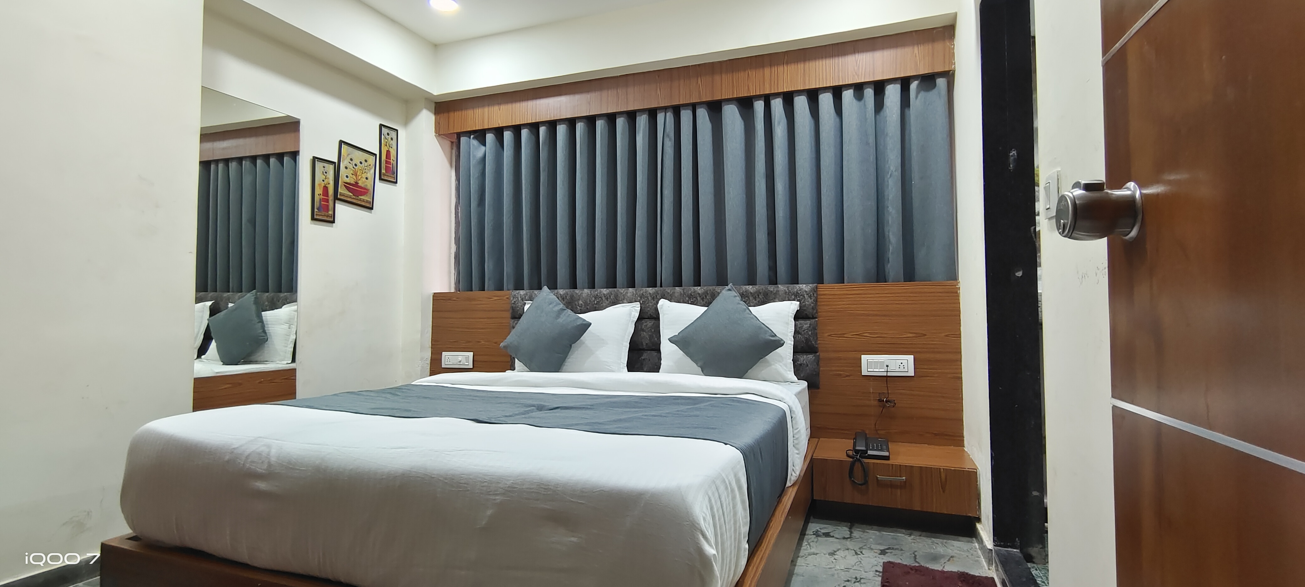 hotel new kunj villa - Tap to explore photos