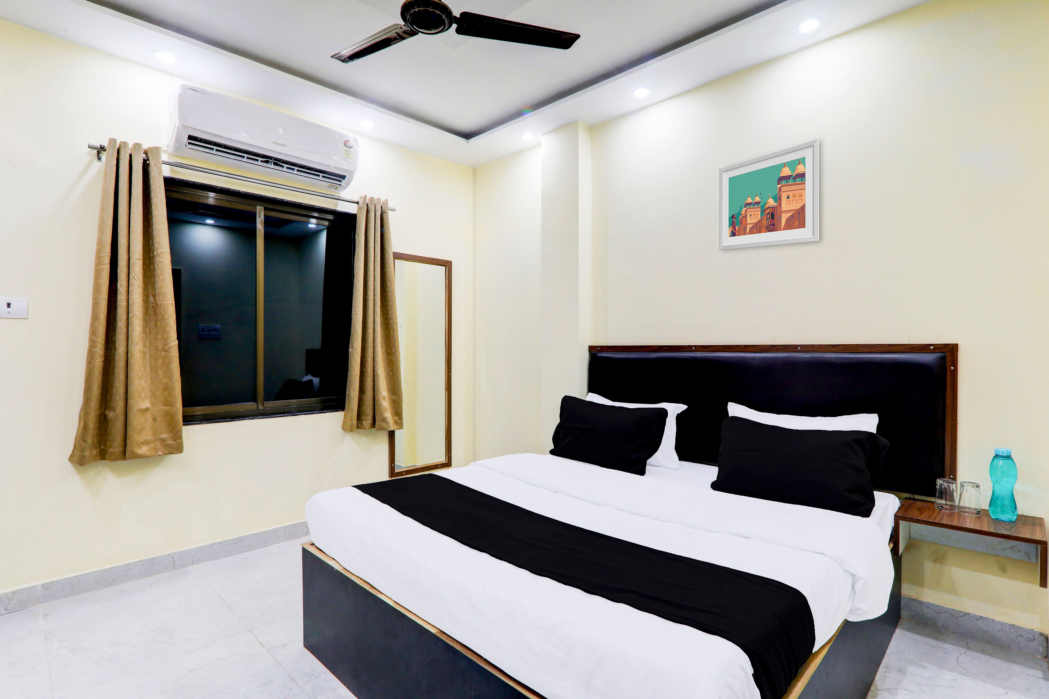 Hotel O GURUMOOKH HOME STAY - Tap to explore photos