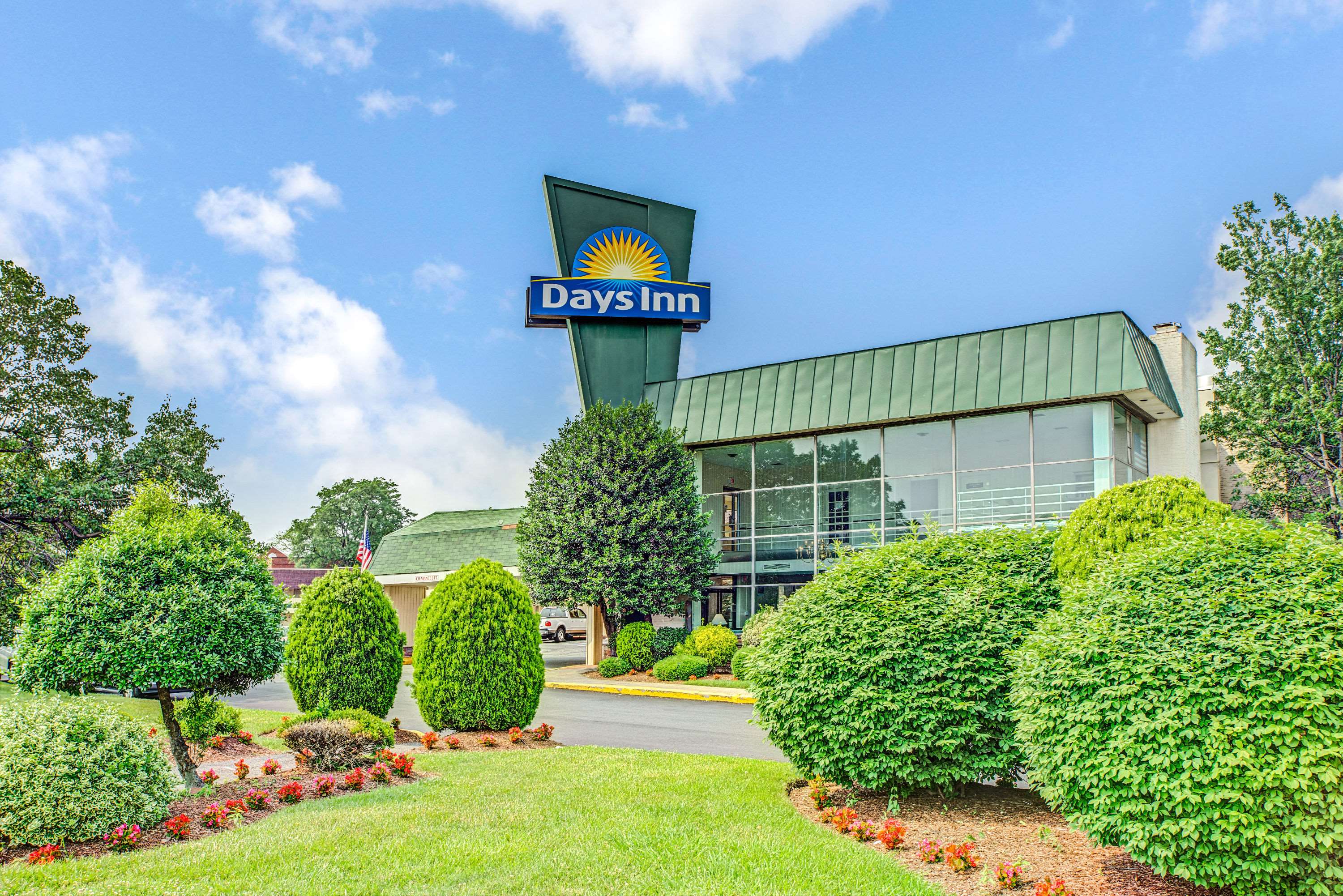 Days Inn by Wyndham Arlington/Washington DC - Tap to explore photos