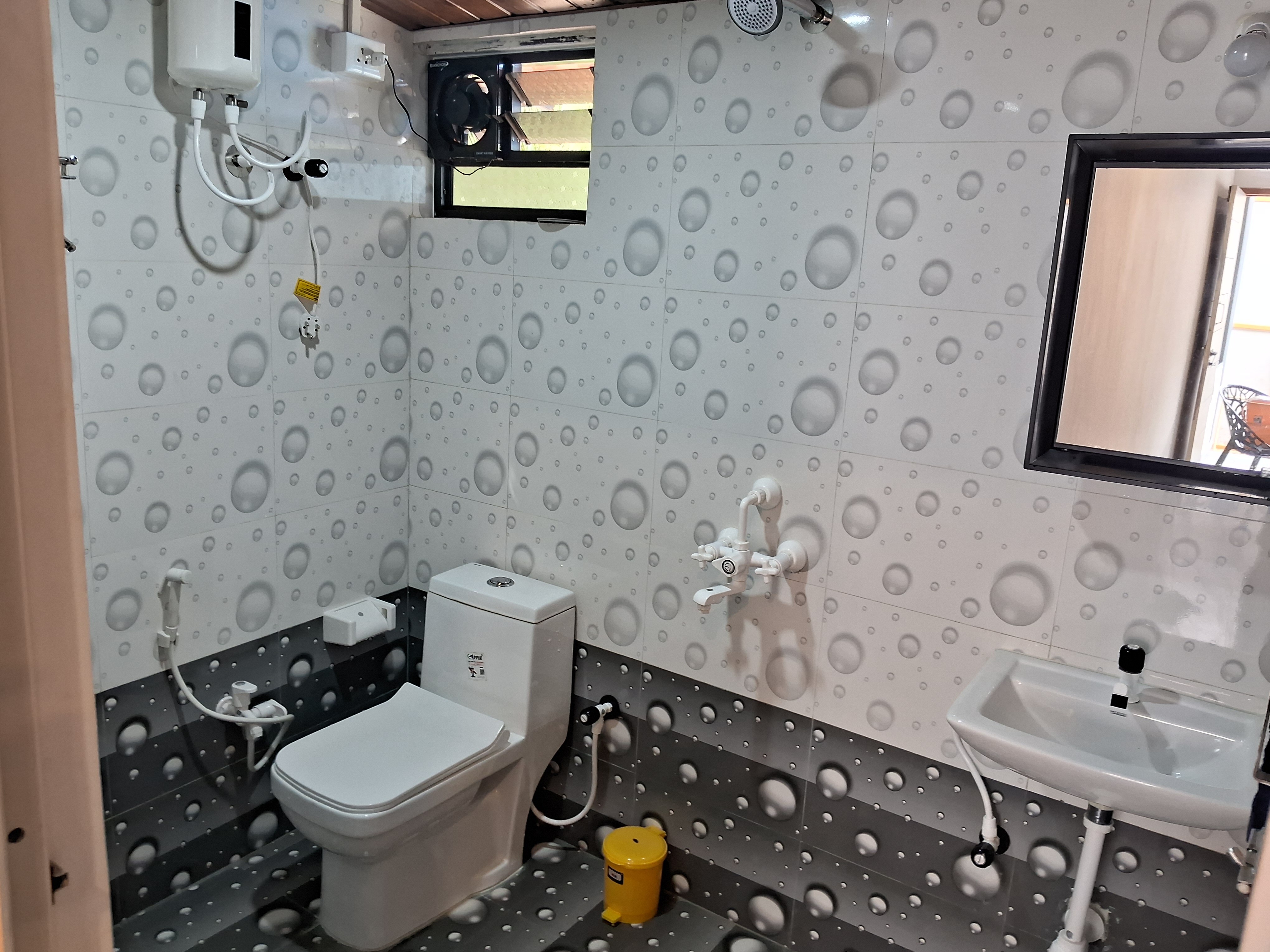 Dias Guest House  Rooms - Tap to explore photos