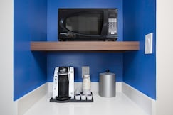 HOLIDAY INN EXPRESS & SUITES MISSISSAUGA-TORONTO SOUTHWEST, Peel