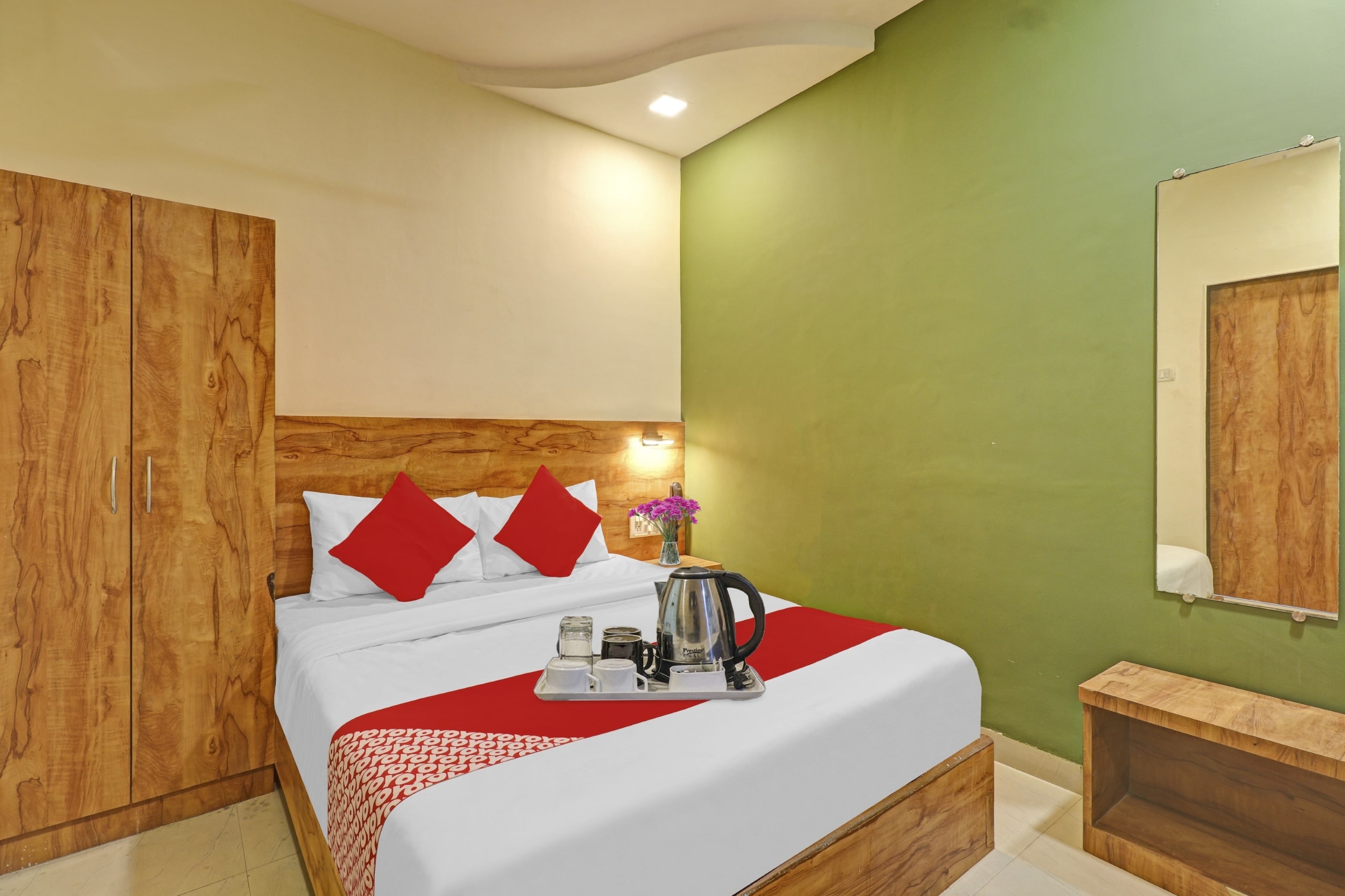 Hotel O The Mumbai Inn Near Chhatrapati Shivaji International Airport - Tap to explore photos