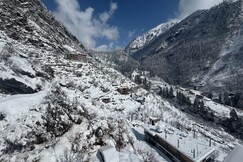 Cafe Kush Tosh And Stay, Tosh