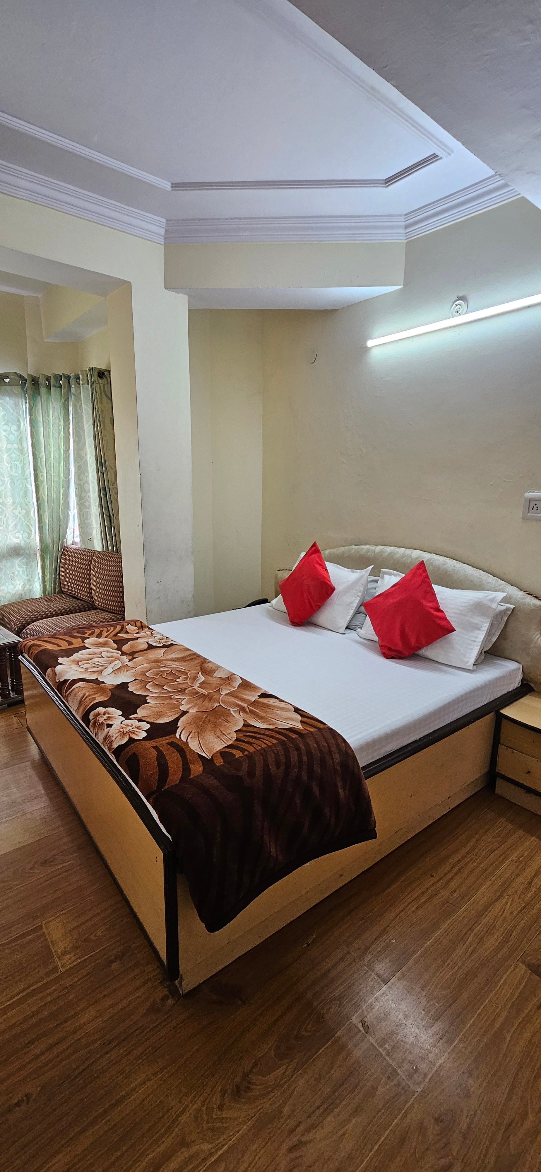 Hotel Shalimar - Tap to explore photos