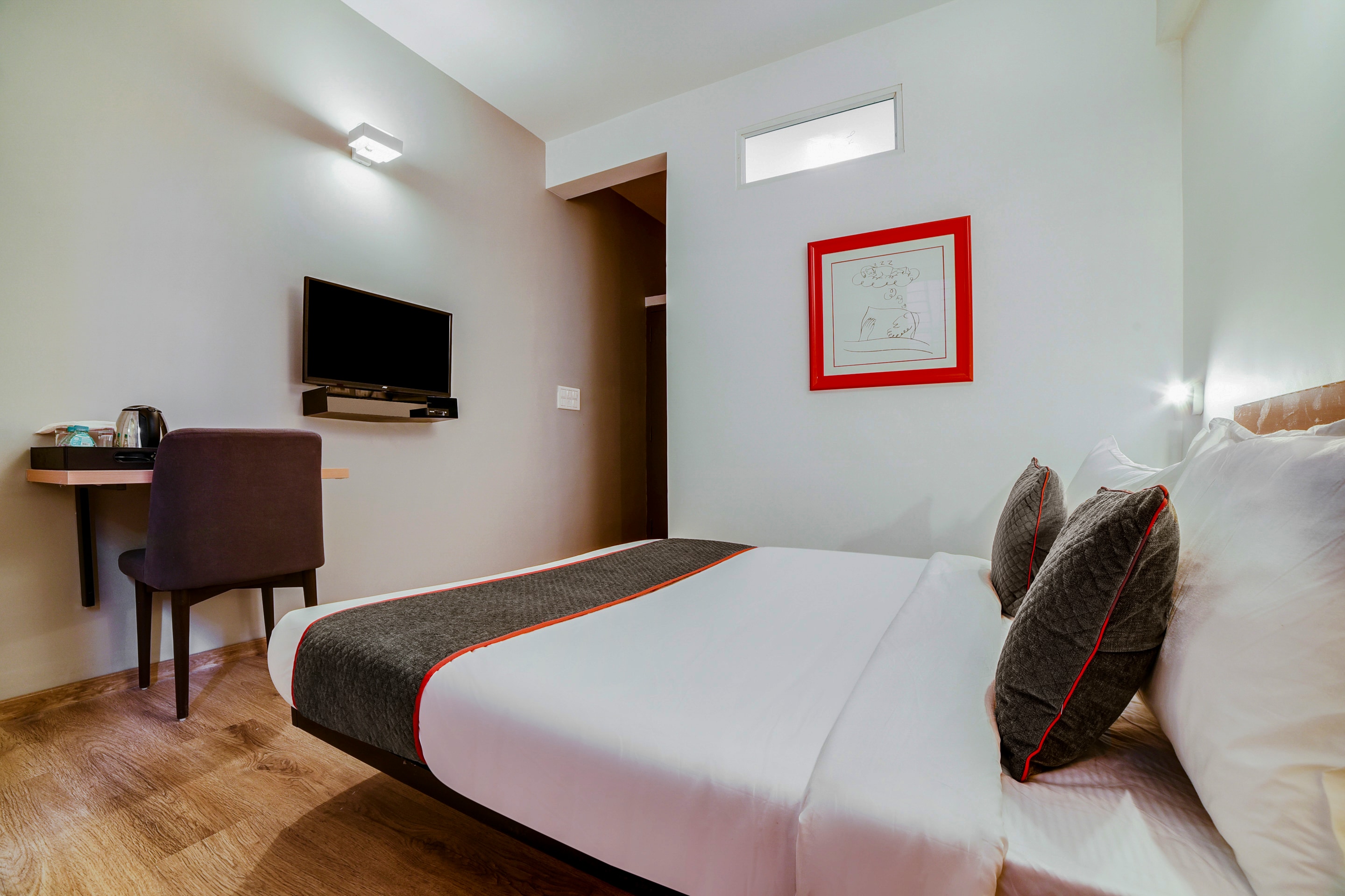 Townhouse Sarvar Hospitality Near Ascendas Park Square Mall - Tap to explore photos