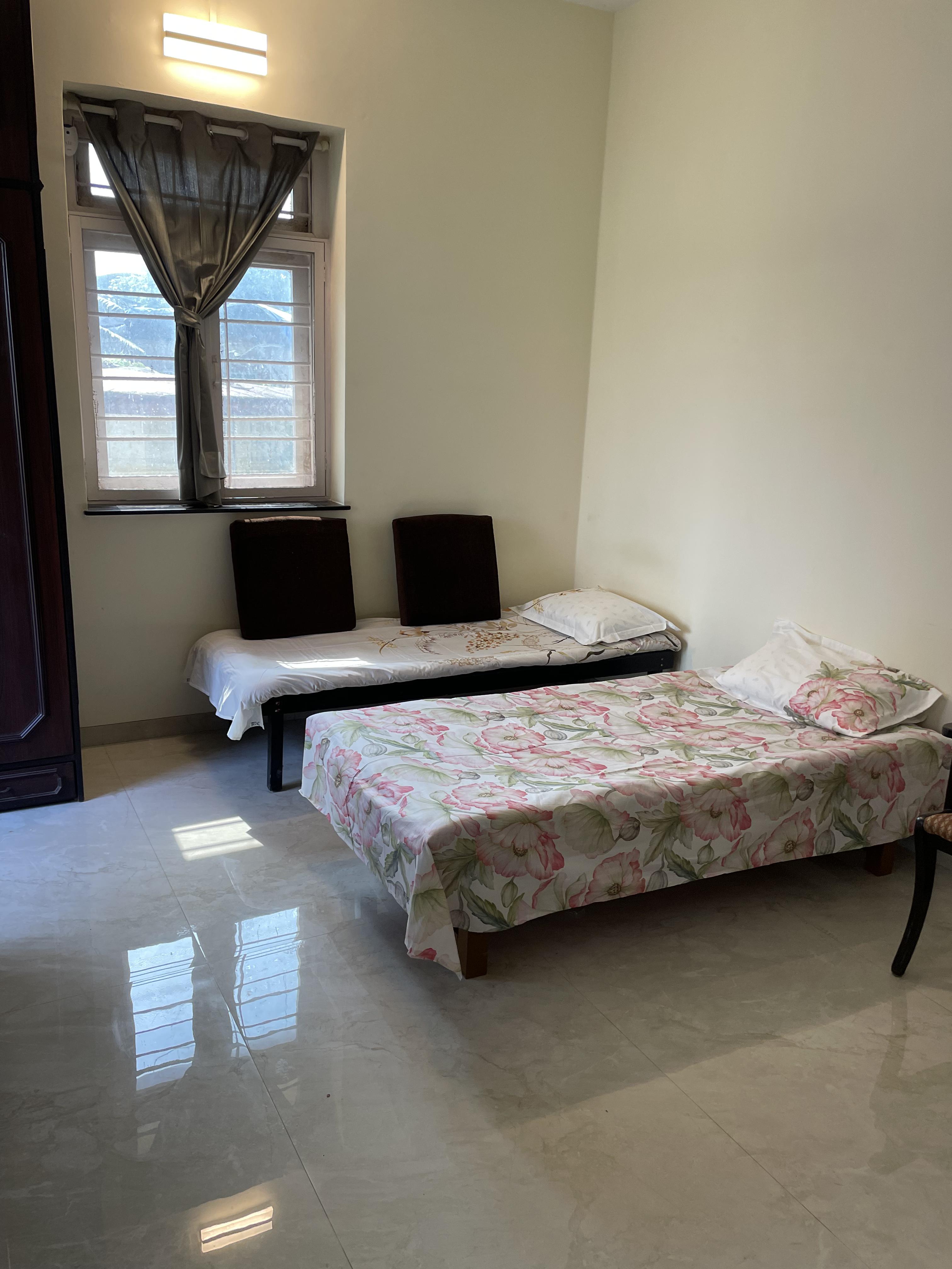 Vishwas guest room 20 chimbai road Bandra west - Tap to explore photos