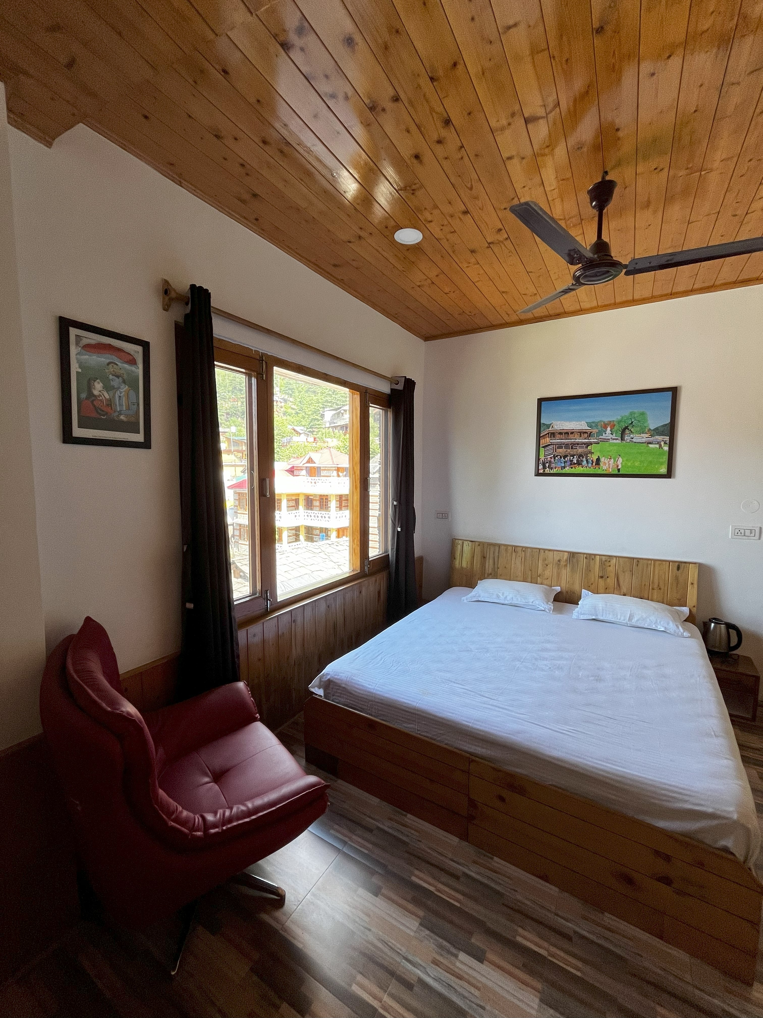 Pahadi Robinhood Hotel-Naggar - Tap to explore photos