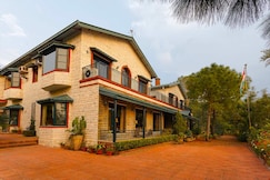 V are Family Mistair | 5BHK Pet-friendly Villa with pool-table & BBQ, Kalka