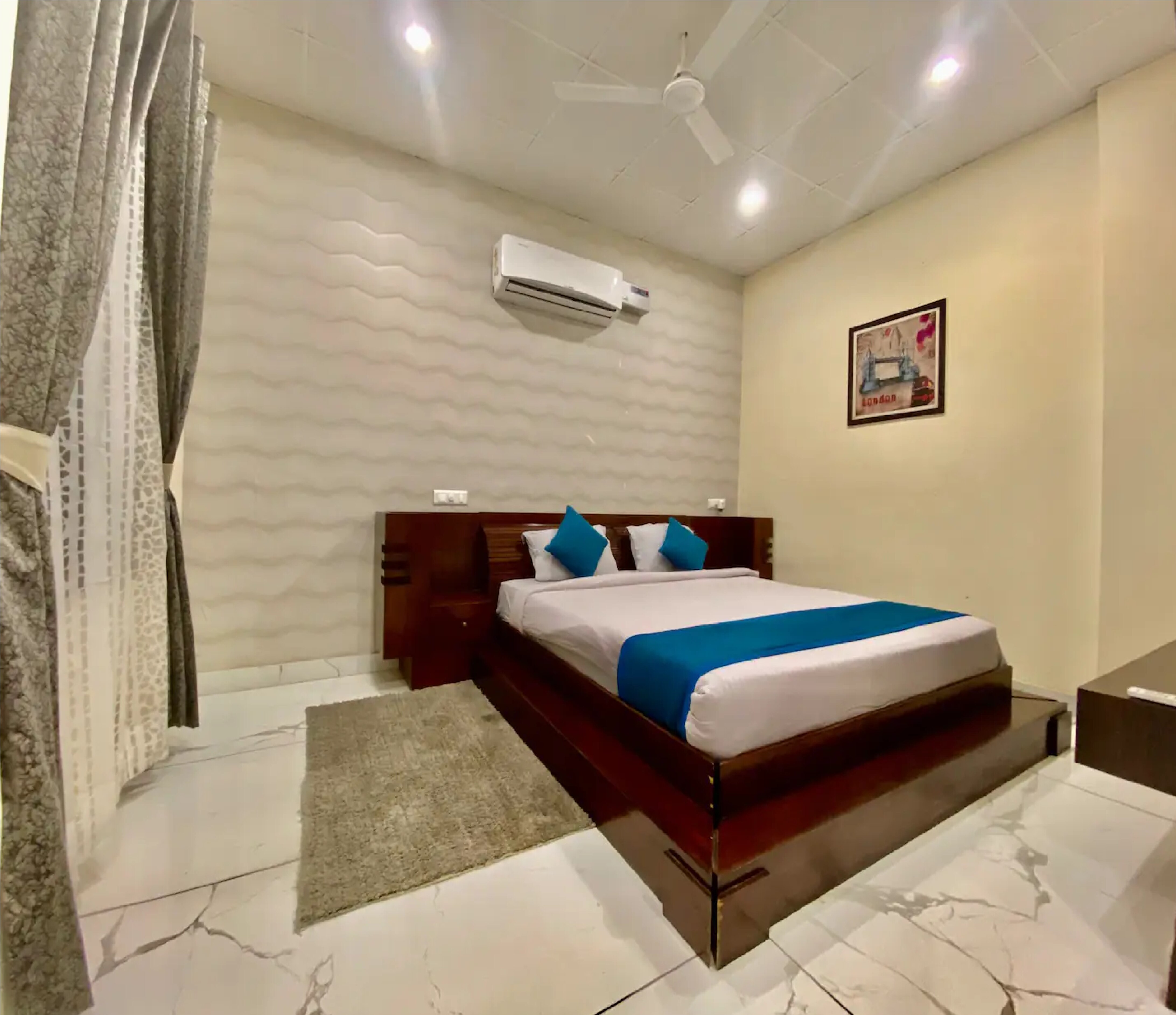 Grand Suites with Private Terrace - Tap to explore photos