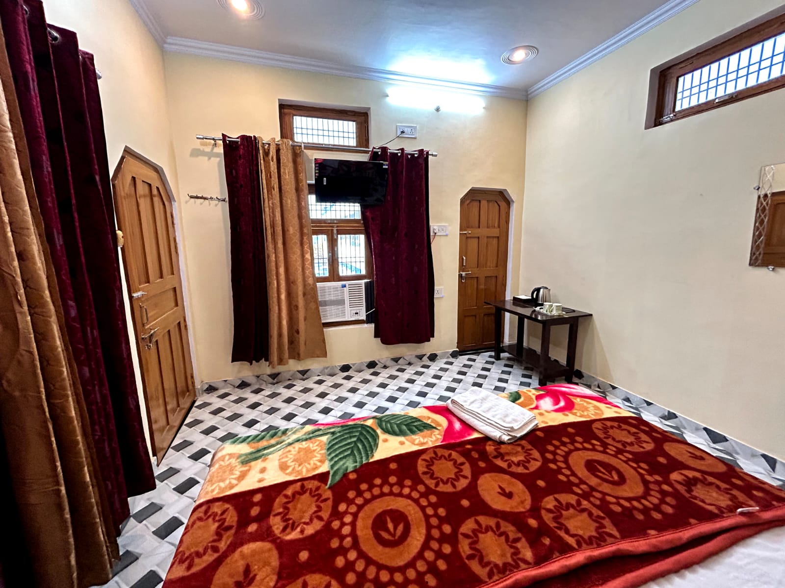 Jyoti Stay Inn | 800m from Ramjanmbhumi - Tap to explore photos