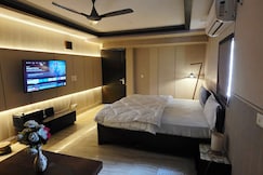 Rooftop Apartment Modern Room with Bathtub and Balcony, Delhi
