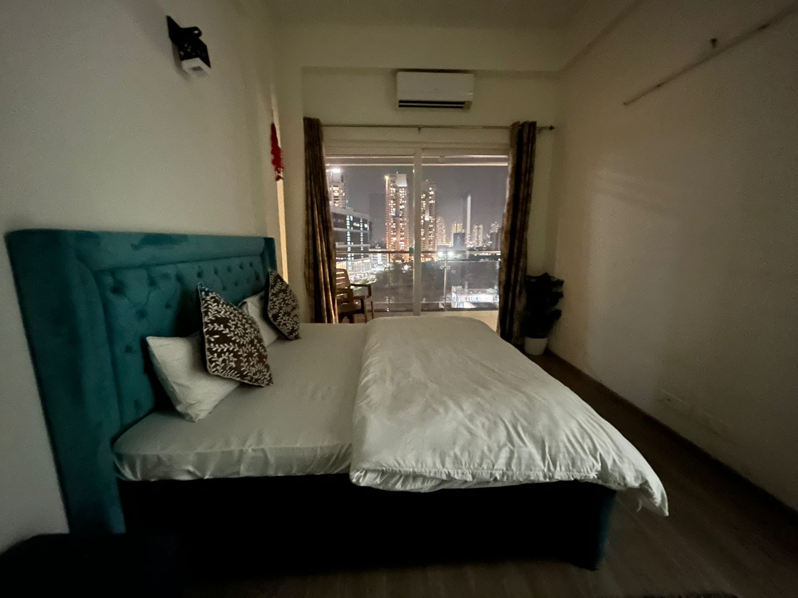 The Trenzy home : Skyline - Tap to explore photos
