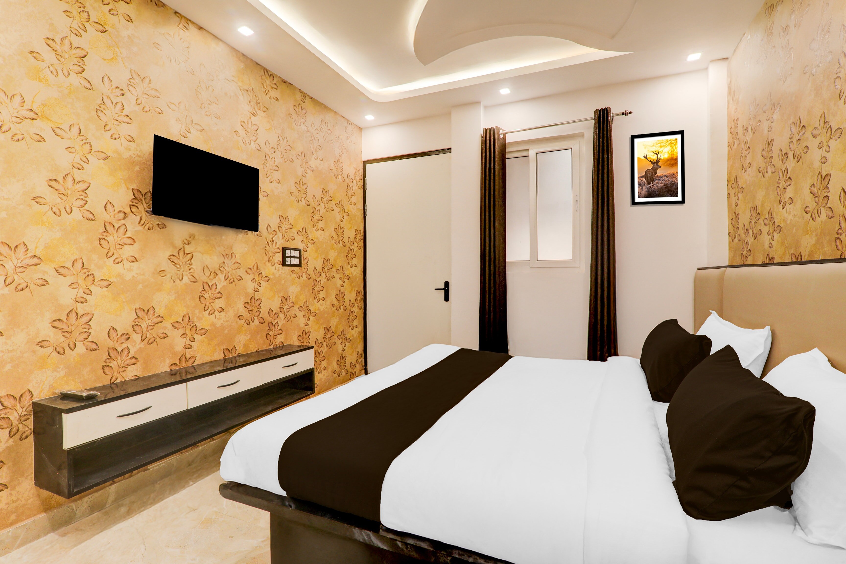 HOTEL O APPLE INN BEHIND STATE BANK OF INDIA - Tap to explore photos