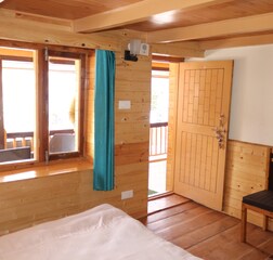 Deluxe Room with Balcony(Mountain View)