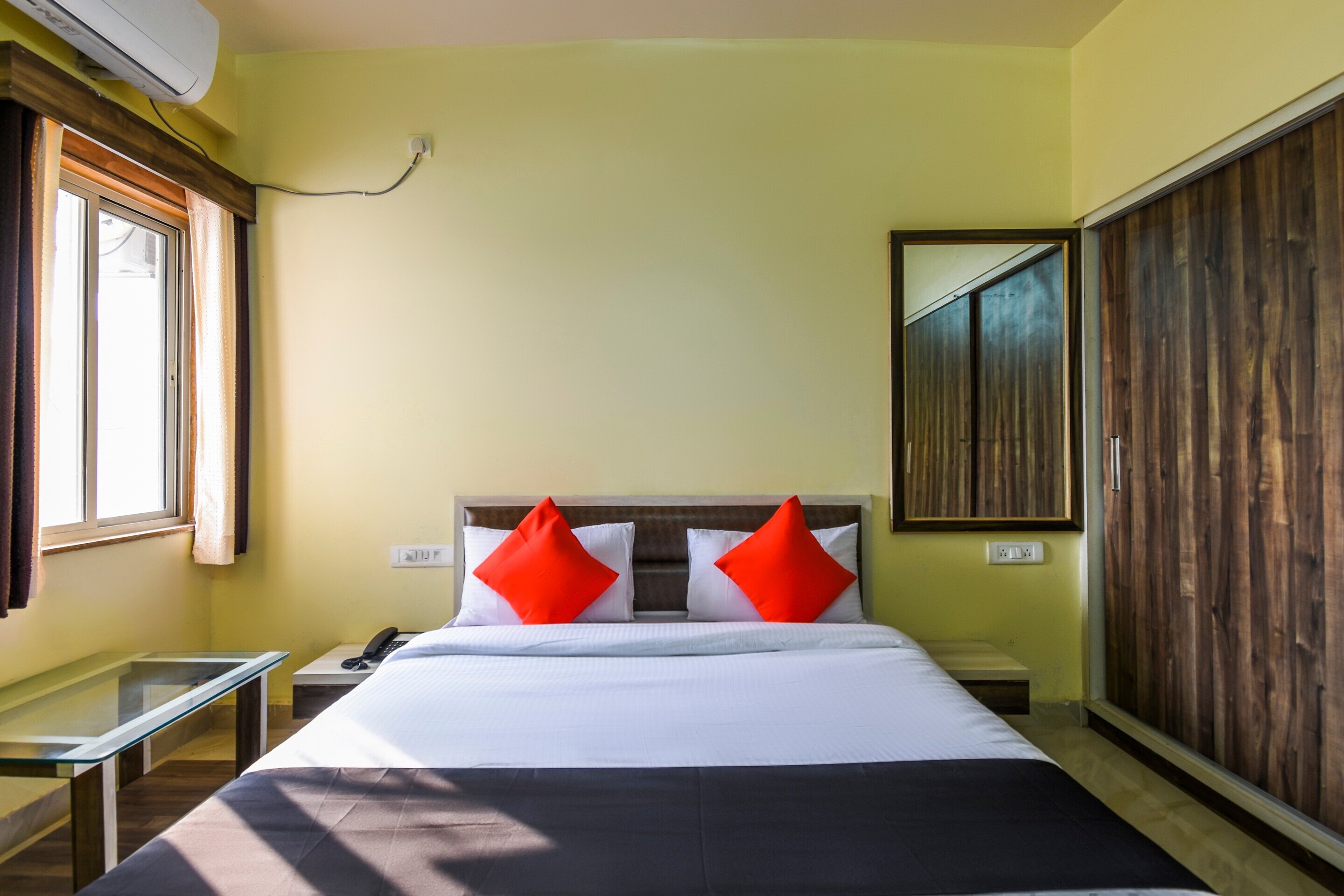 Collection O Dwarka Lodge - Tap to explore photos