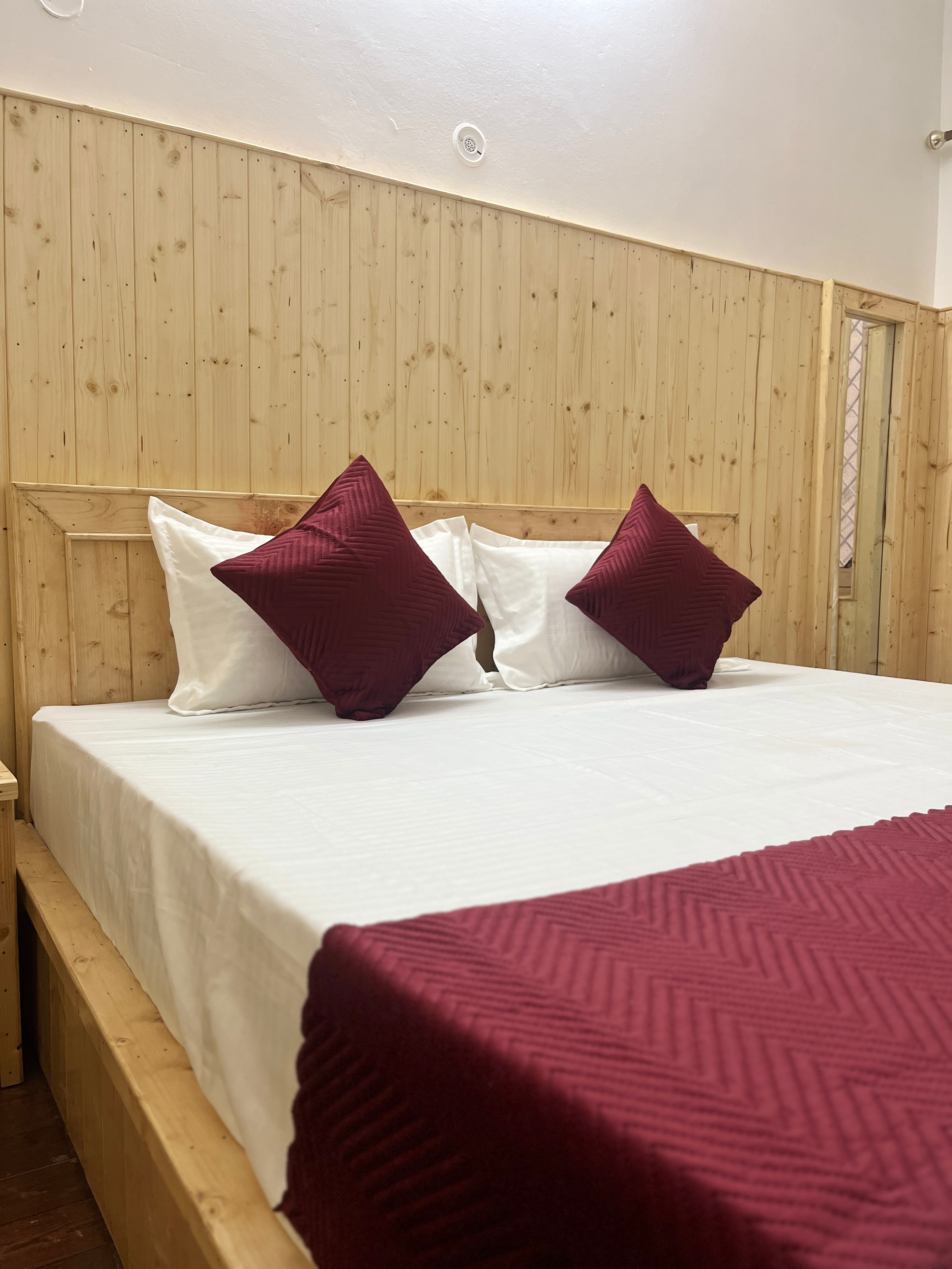 Shri Ganga River View Rutu Guest House - Tap to explore photos