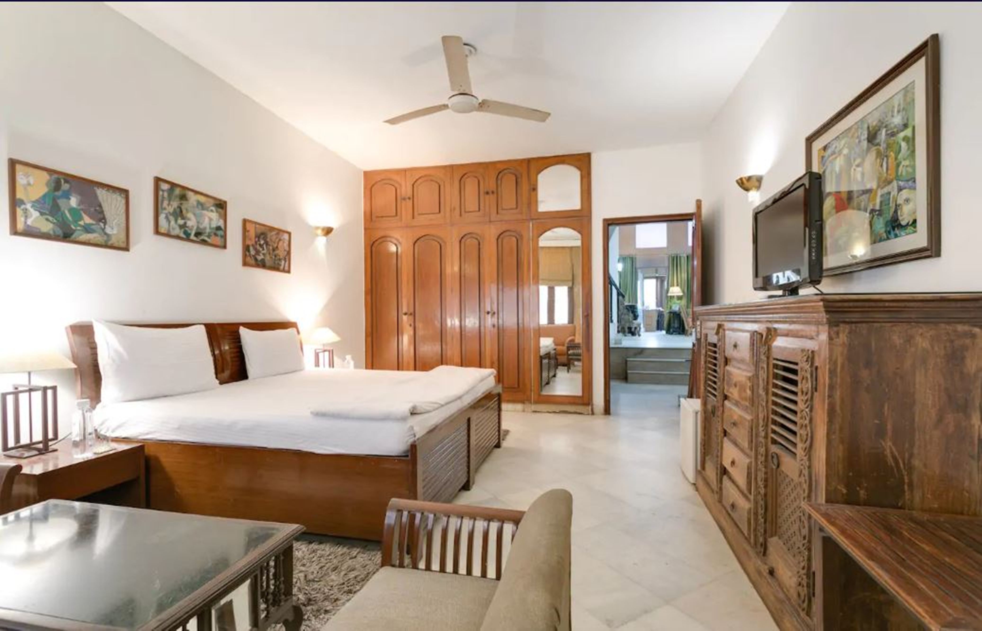 Tej Abode - Bed and Breakfast in South Delhi - Tap to explore photos