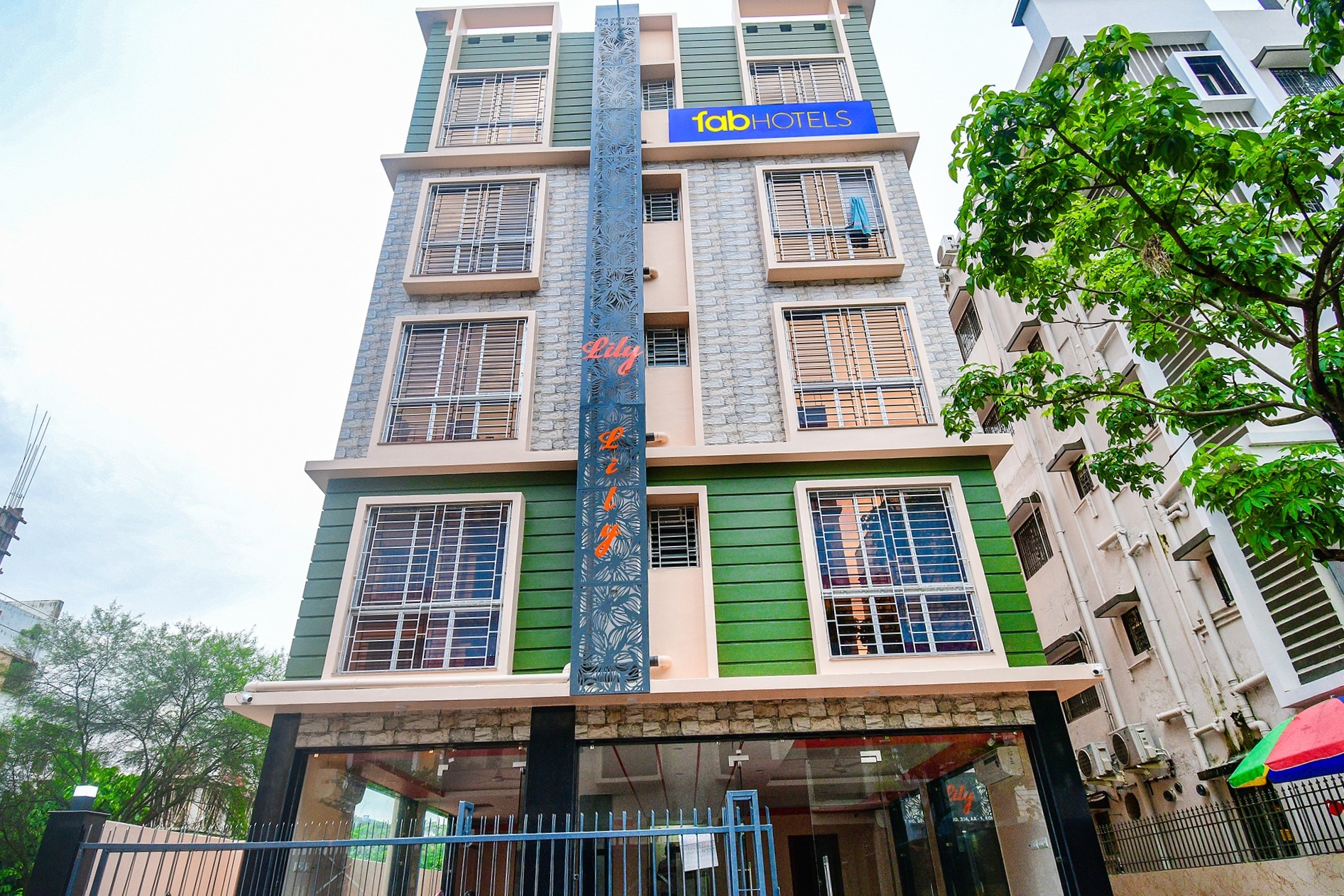 FabHotel The Lily - Nr. Bisarjan Ghat - Tap to explore photos