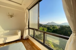 Serene Hill view 1BHK I Pool Gym I Udaipur, Udaipur