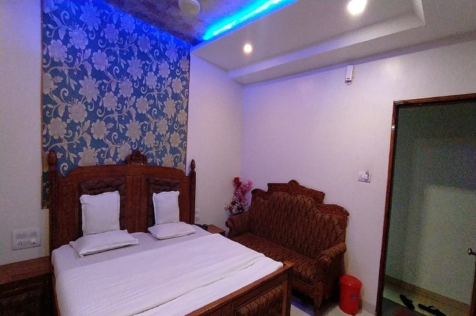 Hotel Shalimar Executive - Tap to explore photos