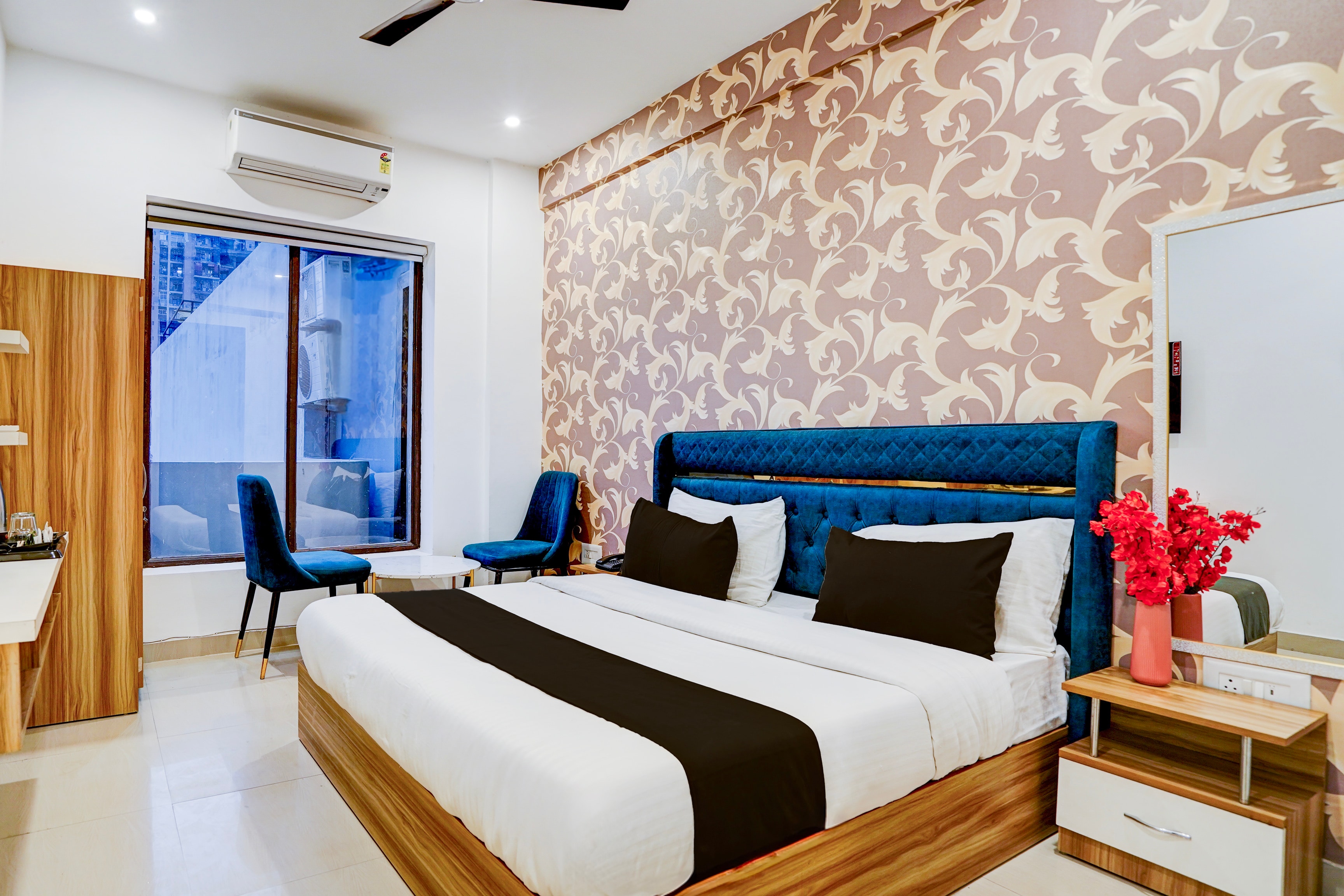 Townhouse NOIDA BUSINESS SUITES - Tap to explore photos