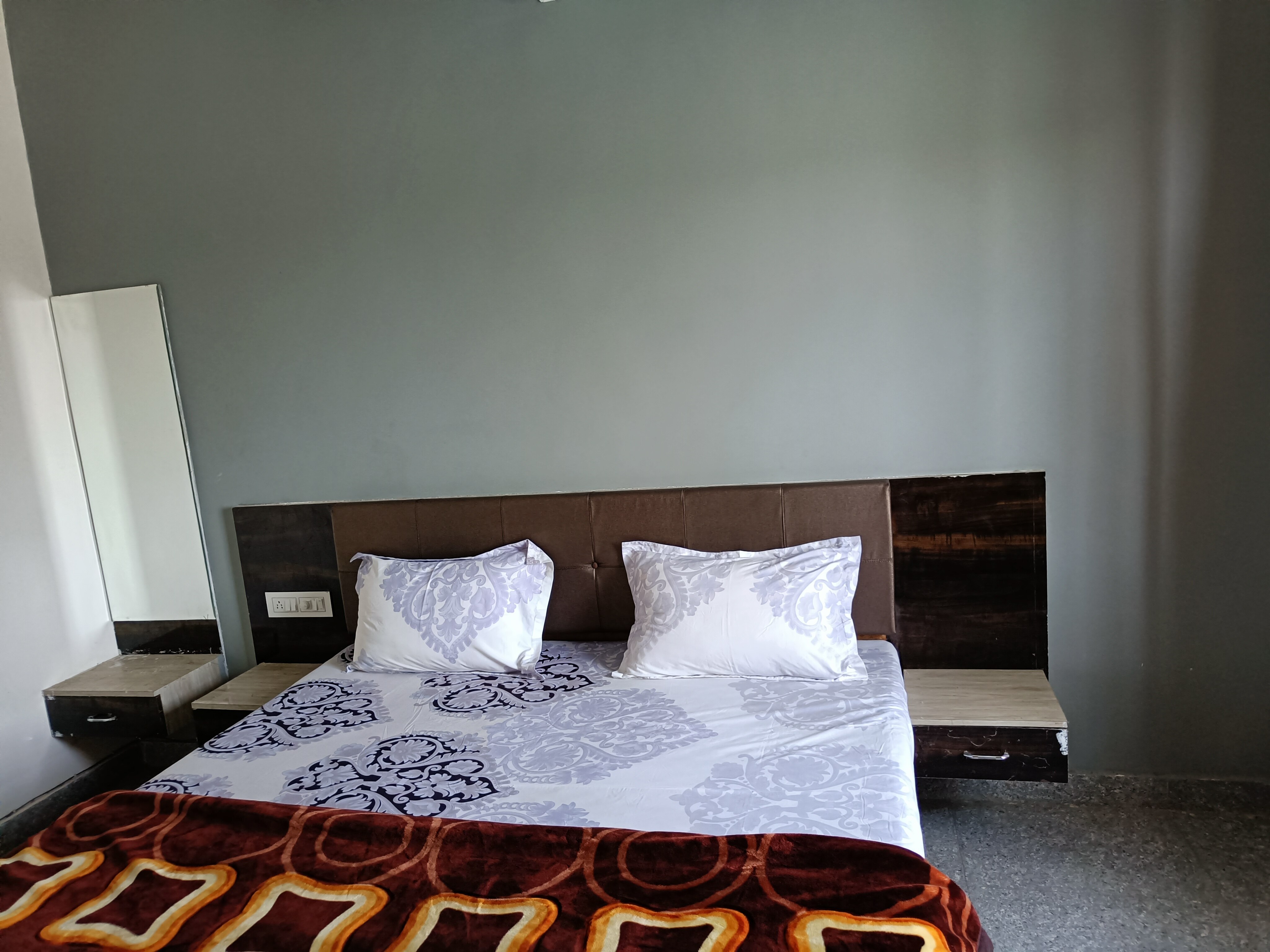 Royal Preet Guest House - Tap to explore photos