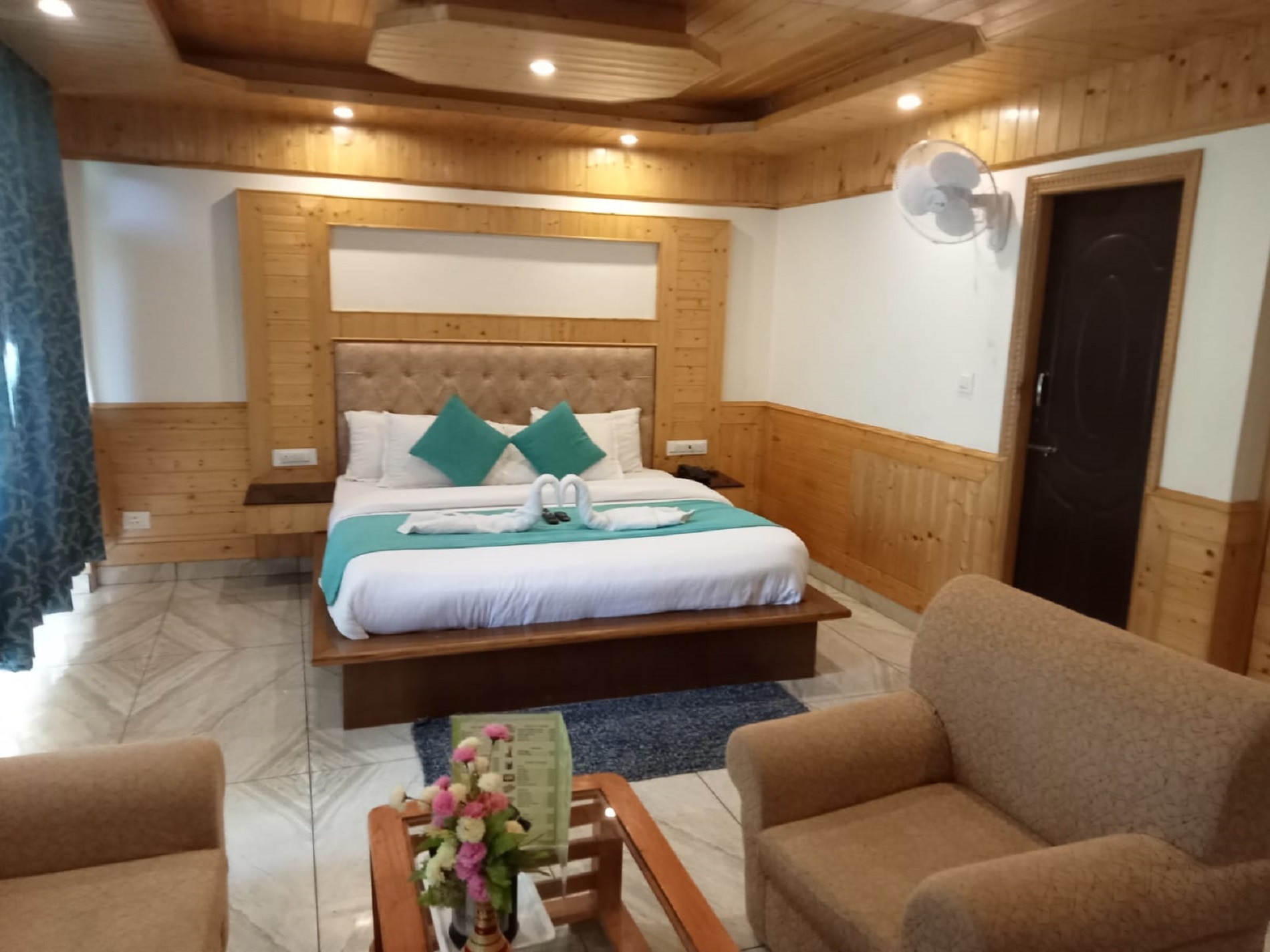 New Rohtang Inn - The Mall Road - Tap to explore photos