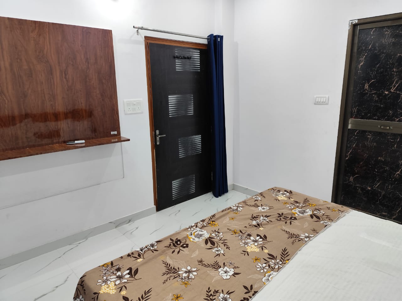 Sasta In Guest House - Tap to explore photos