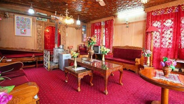 Young Nairobi Houseboat - Tap to explore photos