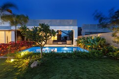 The Garden Stay by StayJade | Private Pool | Huge Lawn | Bangalore-Chennai NH, Hosur