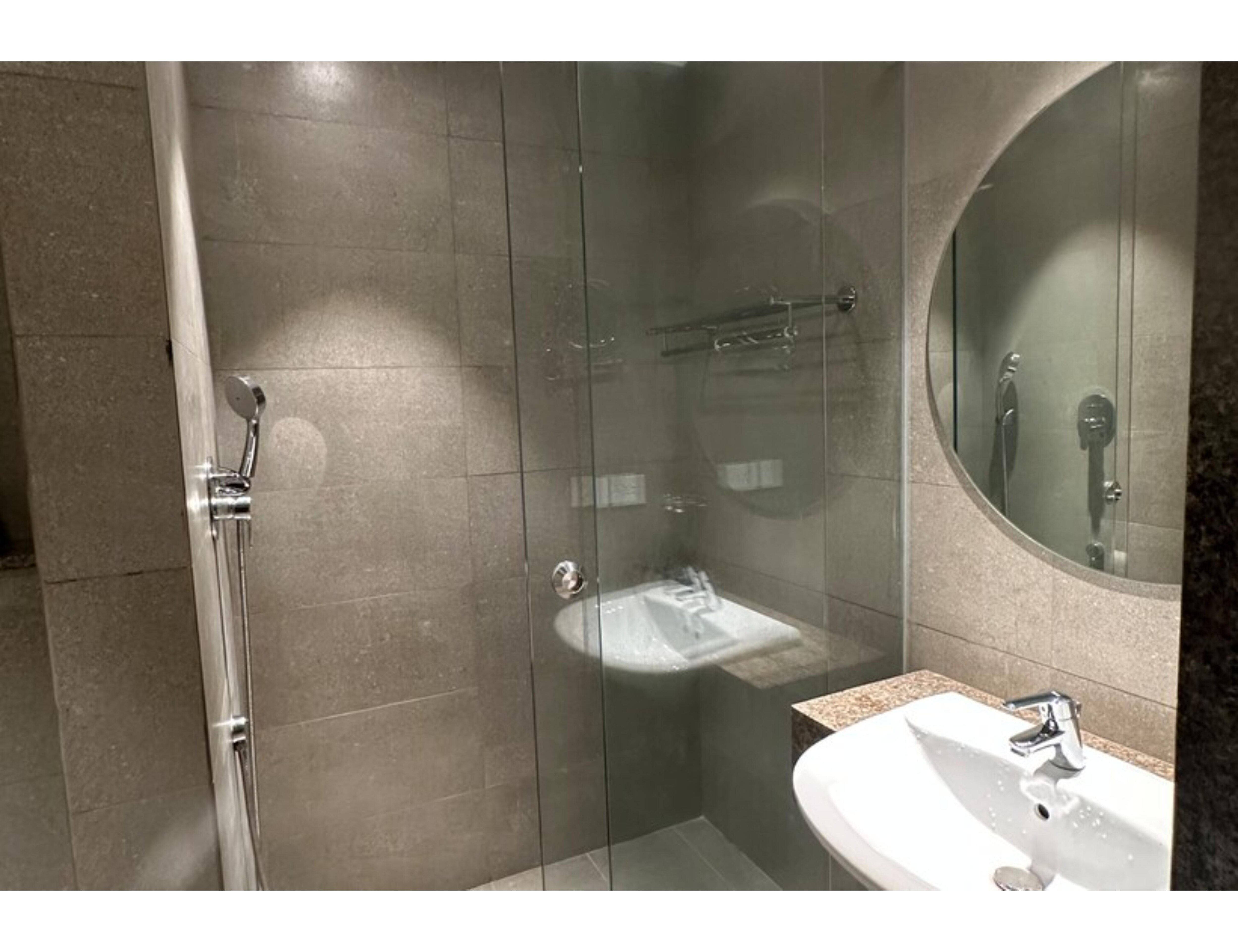 Luxe Studio Apartment - Tap to explore photos
