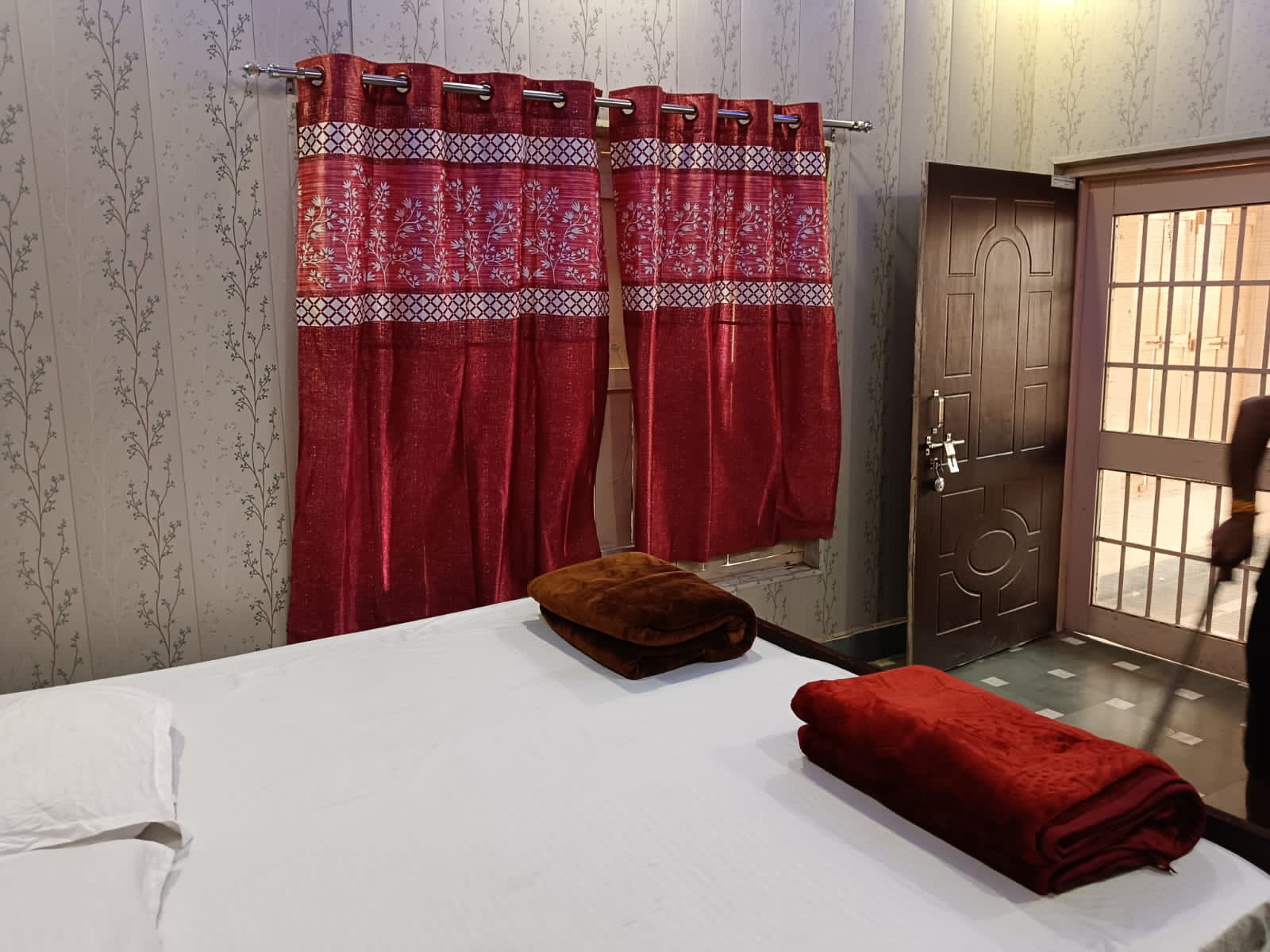 INN RAM KRISHNA AYODHYA GUEST HOUSE - Tap to explore photos