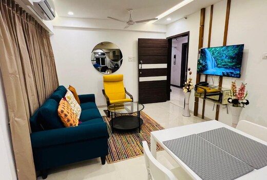 2BHK Mumbai Theme Aprt In Chembur by Flora Stays