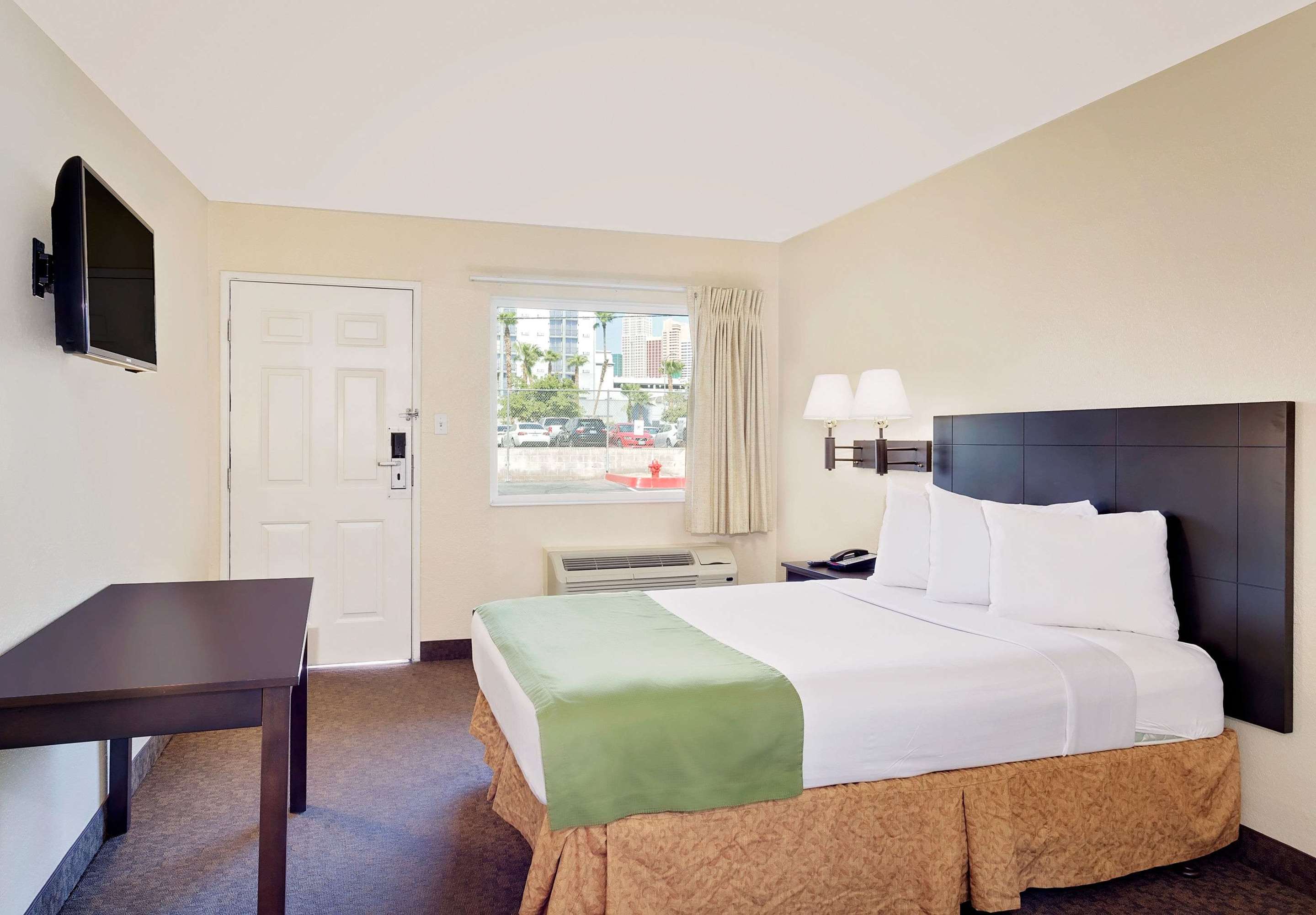 Howard Johnson by Wyndham Las Vegas near the Strip - Tap to explore photos